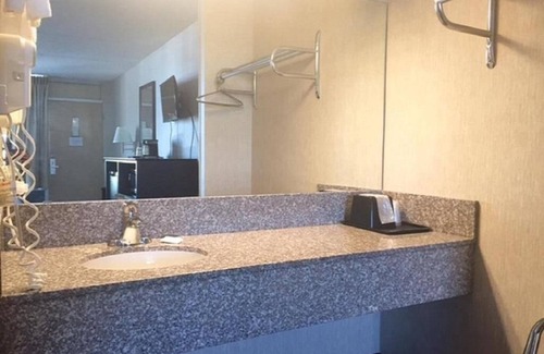 Pennington Bend Hotel | Deluxe King Room near Opryland