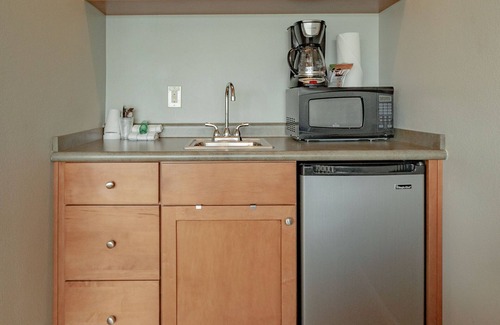 Newport Apartamento | Deluxe King Room with Balcony & Marina Access