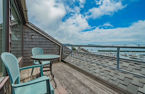 Newport Apartamento | Deluxe King Room with Balcony & Marina Access