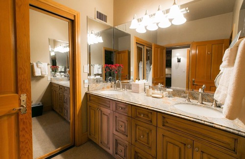 Deer Valley Apartamento | Deluxe King Room With Hot Tub Hotel Room by Redawning