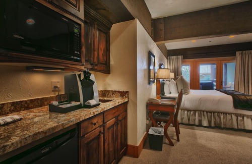 Deer Valley Apartamento | Deluxe King Room With Hot Tub Hotel Room by Redawning