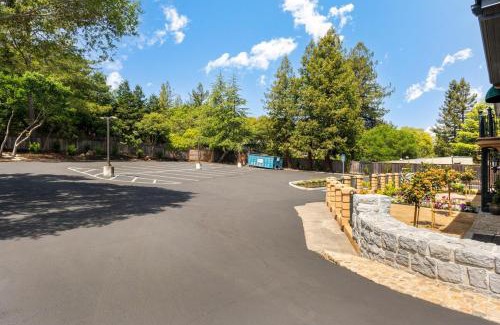 Santa Rosa Apartamento | Deluxe King Suite at the Historic Stonehouse Inn!