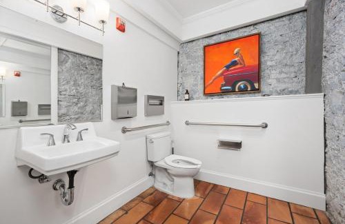 Santa Rosa Apartamento | Deluxe King Suite at the Historic Stonehouse Inn!