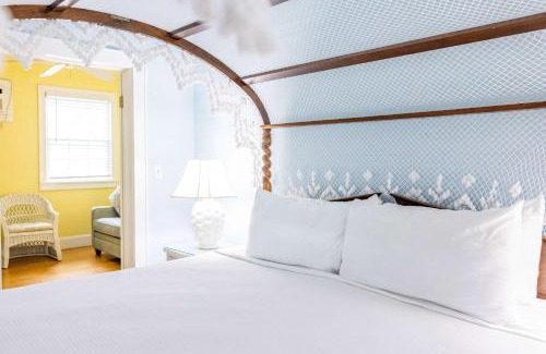 Historic Seaport Hotel | Deluxe King with Balcony - at James House with Parking!
