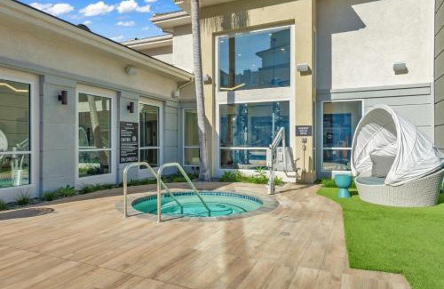 Marina del Rey Apartamento | Deluxe Living in Marina Del Rey - Pool, Hot Tub, Gym