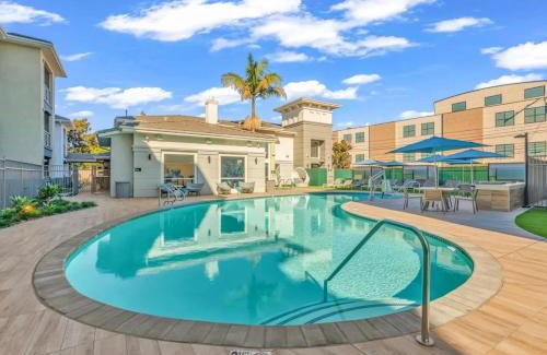 Marina del Rey Apartamento | Deluxe Living in Marina Del Rey - Pool, Hot Tub, Gym