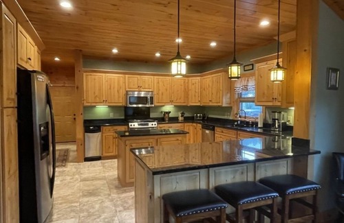Tellico Plains Cabina | Deluxe log cabin! Pet and motorcycle friendly - enjoy nature with family and friends! 3 Bedroom Cabin by RedAwning