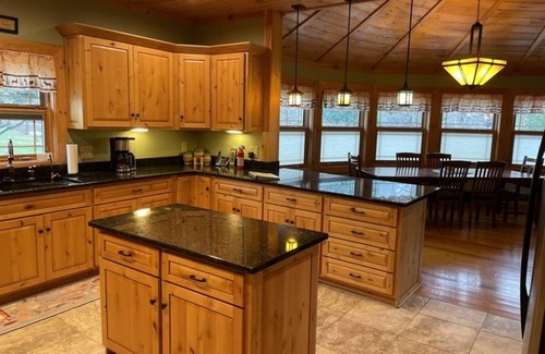 Tellico Plains Cabina | Deluxe log cabin! Pet and motorcycle friendly - enjoy nature with family and friends! 3 Bedroom Cabin by RedAwning