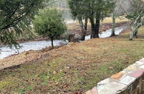 Tellico Plains Cabina | Deluxe log cabin! Pet and motorcycle friendly - enjoy nature with family and friends! 3 Bedroom Cabin by RedAwning