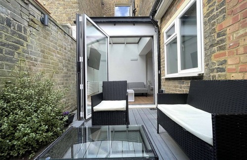 White City Apartamento | Deluxe One-Bedroom Apartment with Private Backyard
