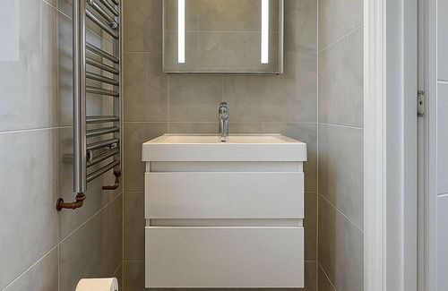 White City Apartamento | Deluxe One-Bedroom Apartment with Private Backyard
