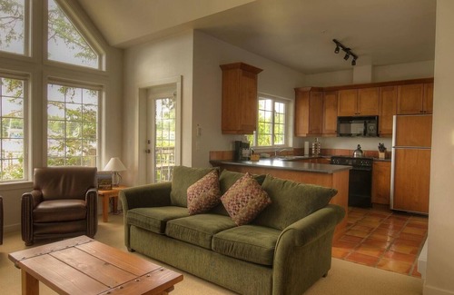 Ucluelet Condominio | DELUXE ONE BEDROOM KING SUITE + OUTDOOR SOAKER TUB ON PATIO