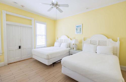 Historic Seaport Hotel | Deluxe Queen at the Curry Mansion - Parking & Heated Pool!