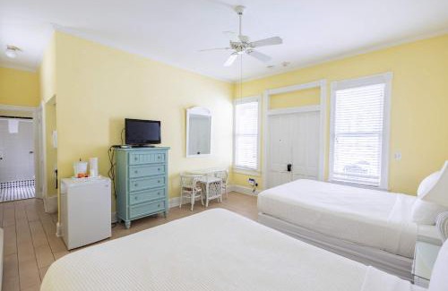 Historic Seaport Hotel | Deluxe Queen at the Curry Mansion - Parking & Heated Pool!