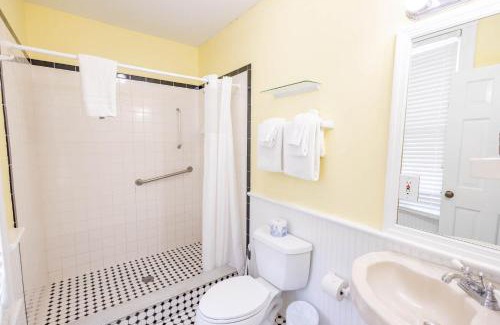 Historic Seaport Hotel | Deluxe Queen at the Curry Mansion - Parking & Heated Pool!