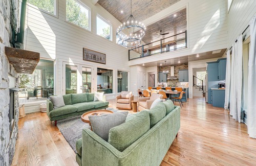 Golden Cabina | Deluxe Riverfront Cabin in Broken Bow w/ Hot Tub!