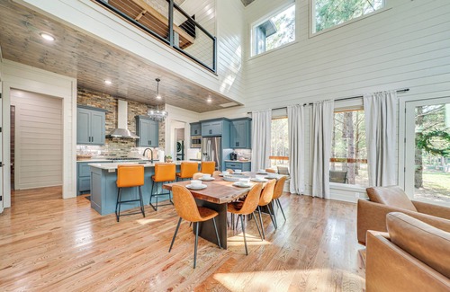 Golden Cabina | Deluxe Riverfront Cabin in Broken Bow w/ Hot Tub!