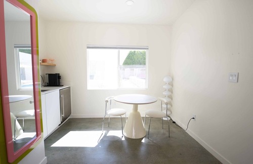 Uptown Design District Apartamento | Deluxe Room, 1 King Bed, Kitchen, Pool View