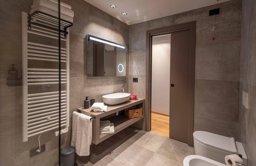 Guarene Cama Y Desayuno | Deluxe Room 102, with balcony - Relais PQlin & Winery.