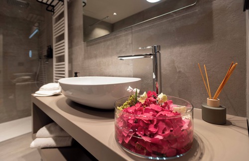 Guarene Cama Y Desayuno | Deluxe Room 102, with balcony - Relais PQlin & Winery.