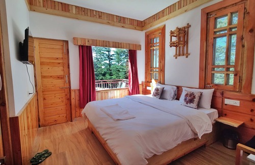Theog Cama Y Desayuno | Deluxe Room | w/ King Size bed View, Balcony, Bonfire, Food, Mountain Vie