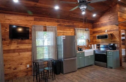 Broussard Cabina | Deluxe Rustic Tiny Cabin