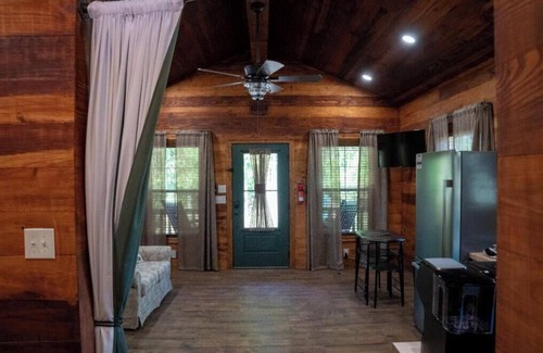 Broussard Cabina | Deluxe Rustic Tiny Cabin