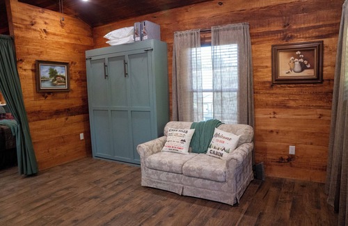 Broussard Cabina | Deluxe Rustic Tiny Cabin