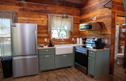 Broussard Cabina | Deluxe Rustic Tiny Cabin