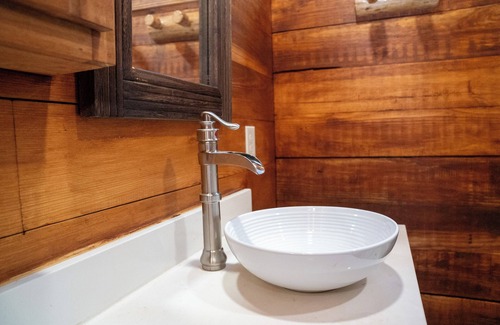 Broussard Cabina | Deluxe Rustic Tiny Cabin
