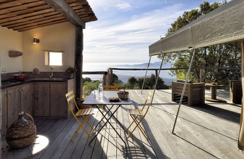 Pietrosella Cabaña | Ecolodge y piscina rodeada de naturaleza.