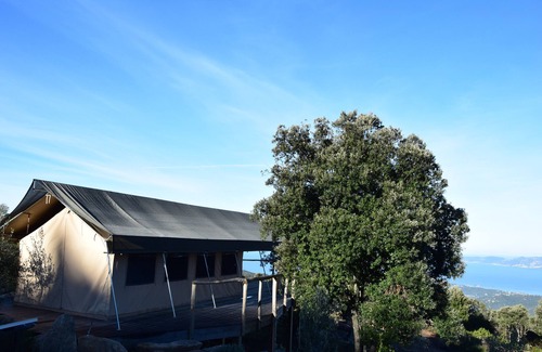 Pietrosella Cabaña | Ecolodge y piscina rodeada de naturaleza.
