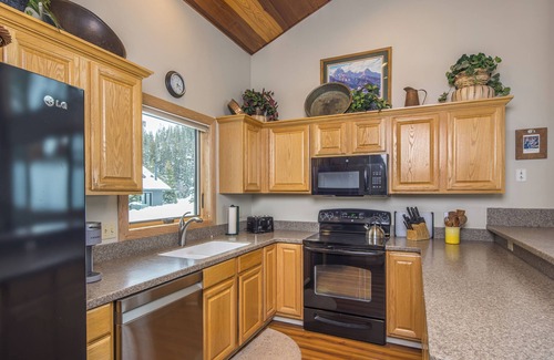 Big Horn Casa | Deluxe Ski-In/Out Home! Walking Distance to Resort ! Cozy Fireplace!