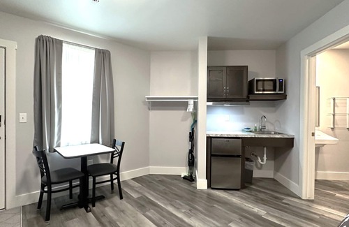 Ontario Center Apartamento | Deluxe Studio, ADA Accessible - Quiet & Safe