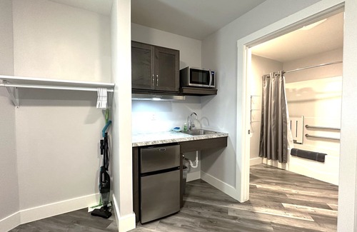 Ontario Center Apartamento | Deluxe Studio, ADA Accessible - Quiet & Safe
