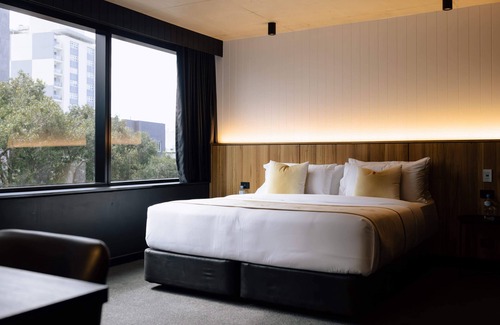 Newcastle Hotel | Deluxe Studio Apartment in CBD