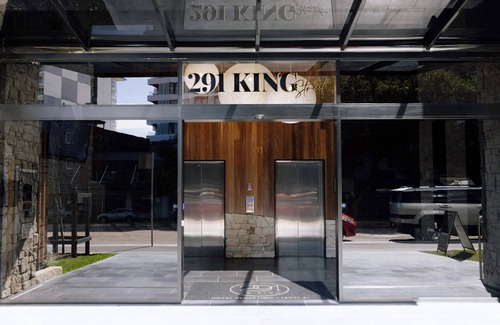 Newcastle Hotel | Deluxe Studio Apartment in CBD