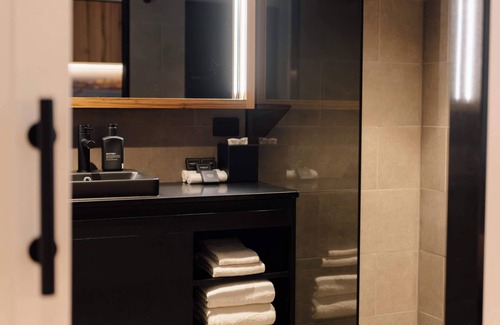 Newcastle Hotel | Deluxe Studio Apartment in CBD