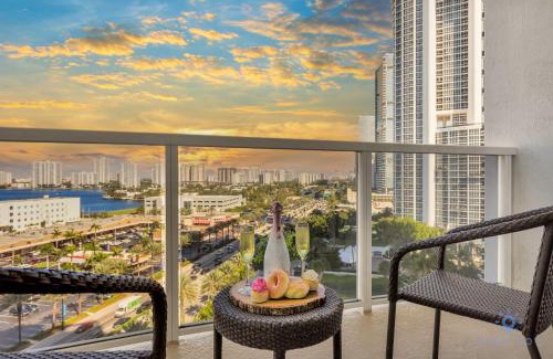 Sunny Isles Beach Hotel | Deluxe Studio Balcony Bay View Amazing Pool