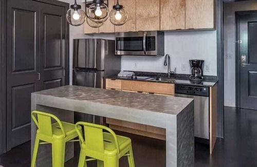 Old Town Chinatown Condominio | Deluxe Studio Condo Waterfront Fun!