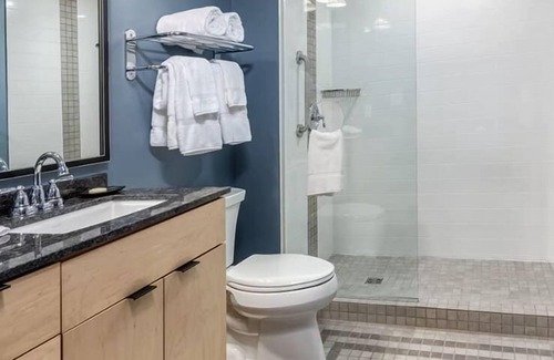 Old Town Chinatown Condominio | Deluxe Studio Condo Waterfront Fun!