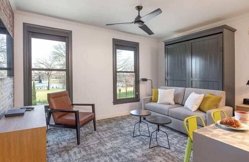 Old Town Chinatown Condominio | Deluxe Studio Condo Waterfront Fun!