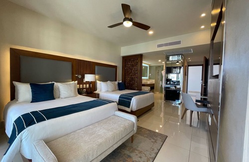Chulavista Complejo | Deluxe Studio @ Villa la Valencia Beatiful Beach Front Condo with full service