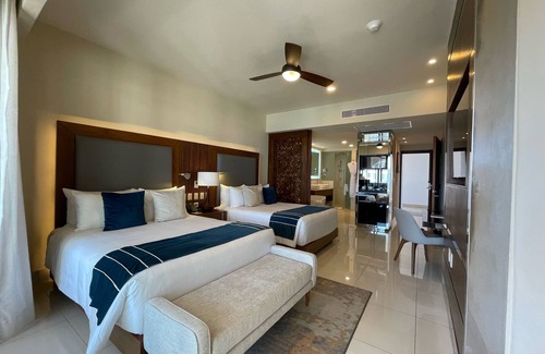 Chulavista Complejo | Deluxe Studio @ Villa la Valencia Beatiful Beach Front Condo with full service
