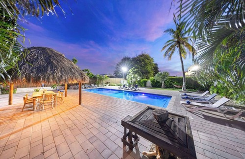 Kamay Apartamento | Deluxe Studio w/ King Size Bed & Sofa - Large Pool