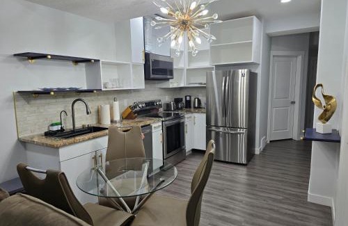Northeast Edmonton Apartamento | Deluxe Suite-2 Bedrooms with Full Kitchen