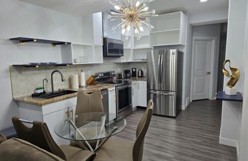 Northeast Edmonton Apartamento | Deluxe Suite-2 Bedrooms with Full Kitchen