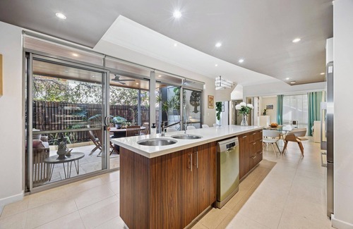 West Leederville Casa | Deluxe townhouse living in West Leederville close to Perth, trains, beaches