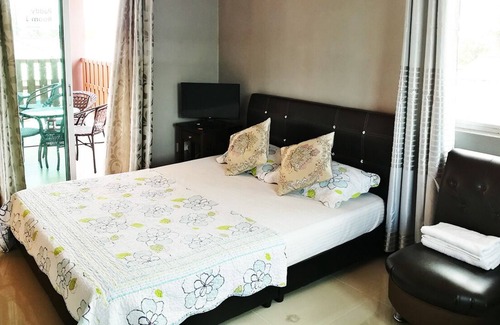 Kampung Kedawang Chalet De Esquí | Deluxe Triple Room W/Balcony & Private Bathroom