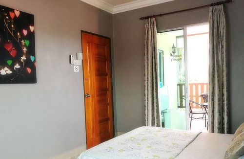 Kampung Kedawang Chalet De Esquí | Deluxe Triple Room W/Balcony & Private Bathroom